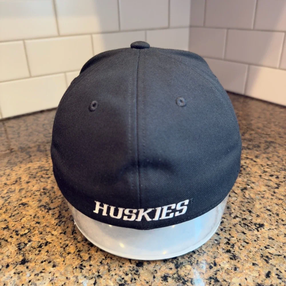 Washington Huskies‎ Adidas Hat Cap size 7 1/4 Black Purple